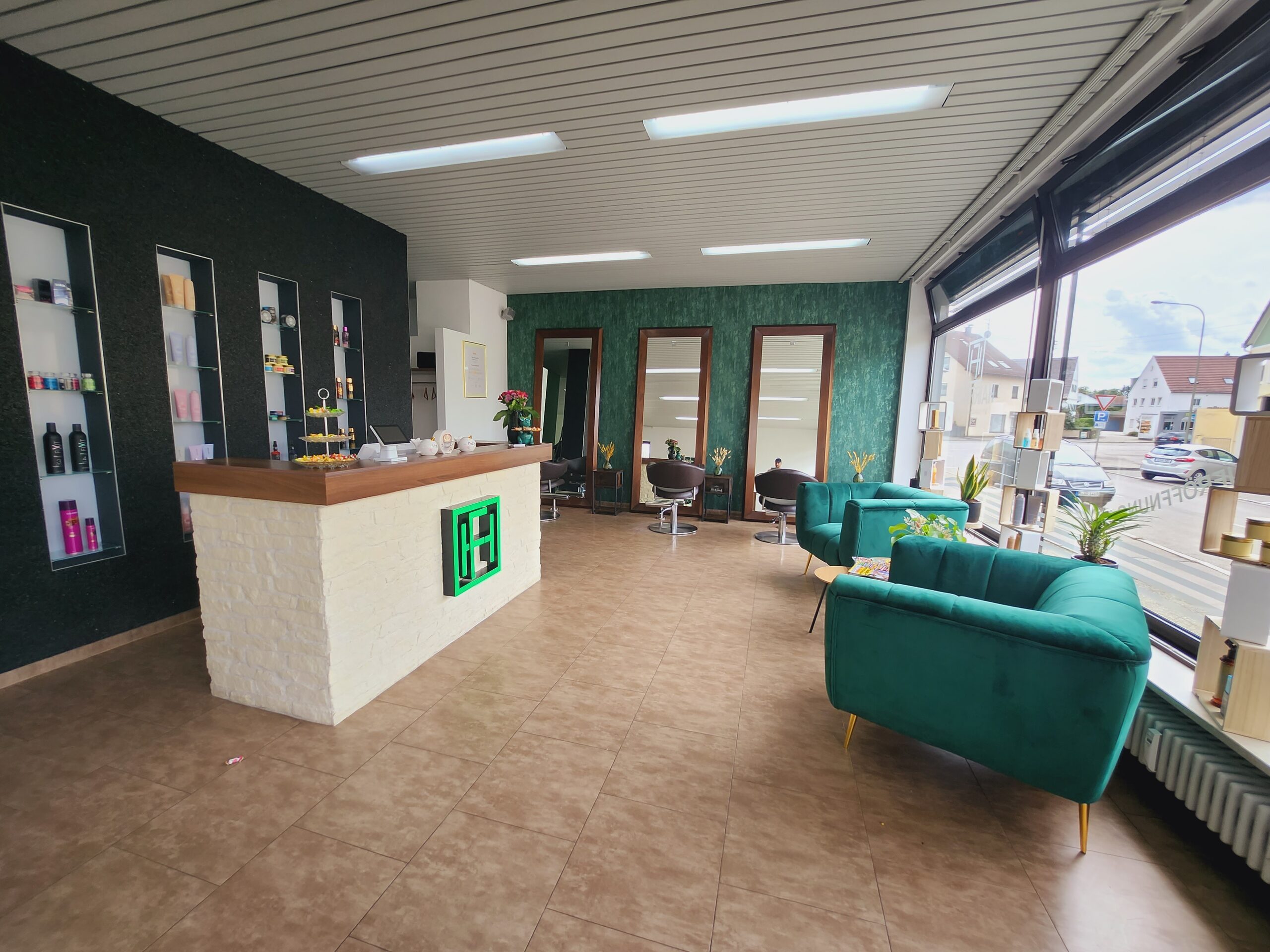 Hairfresh Friseursalon Schwabmünchen – Empfangsbereich mit grünen Sofas