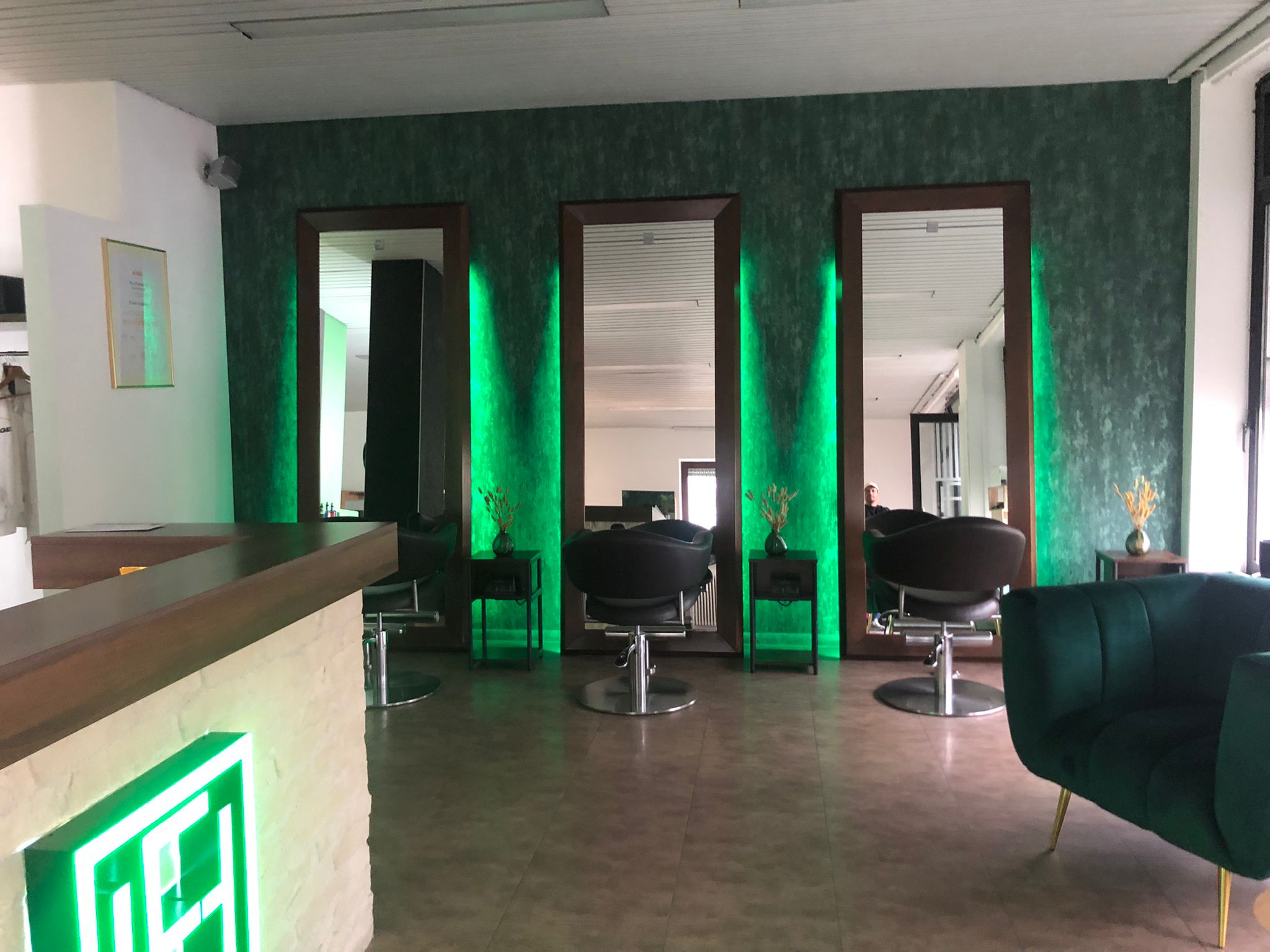 Hairfresh Friseursalon Schwabmünchen – Salon-Innenansicht mit grün beleuchteten Spiegeln